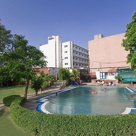Hotel Atithi Агра Екстериор снимка