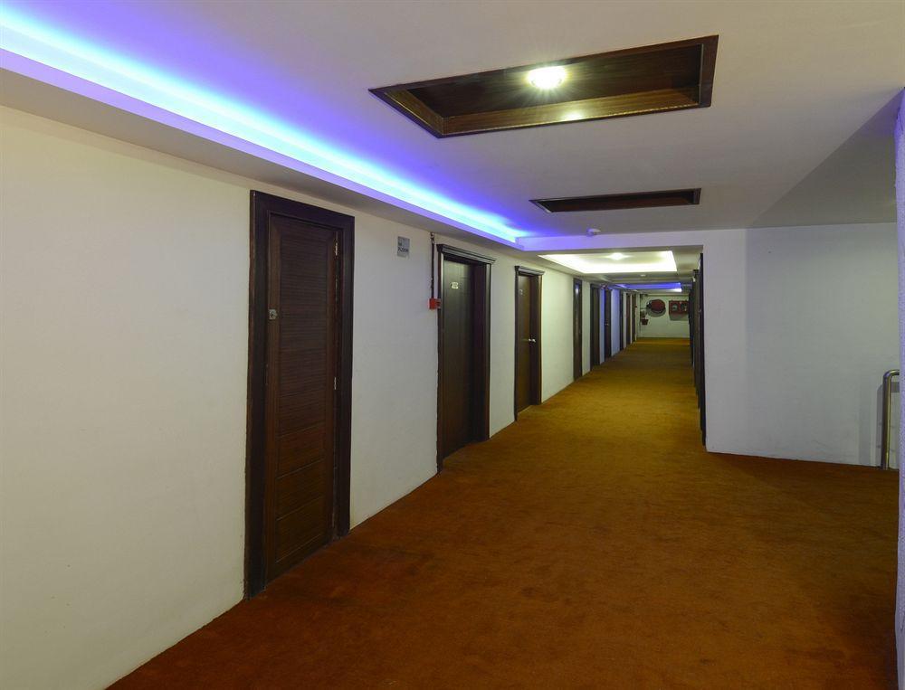 Hotel Atithi Агра Екстериор снимка