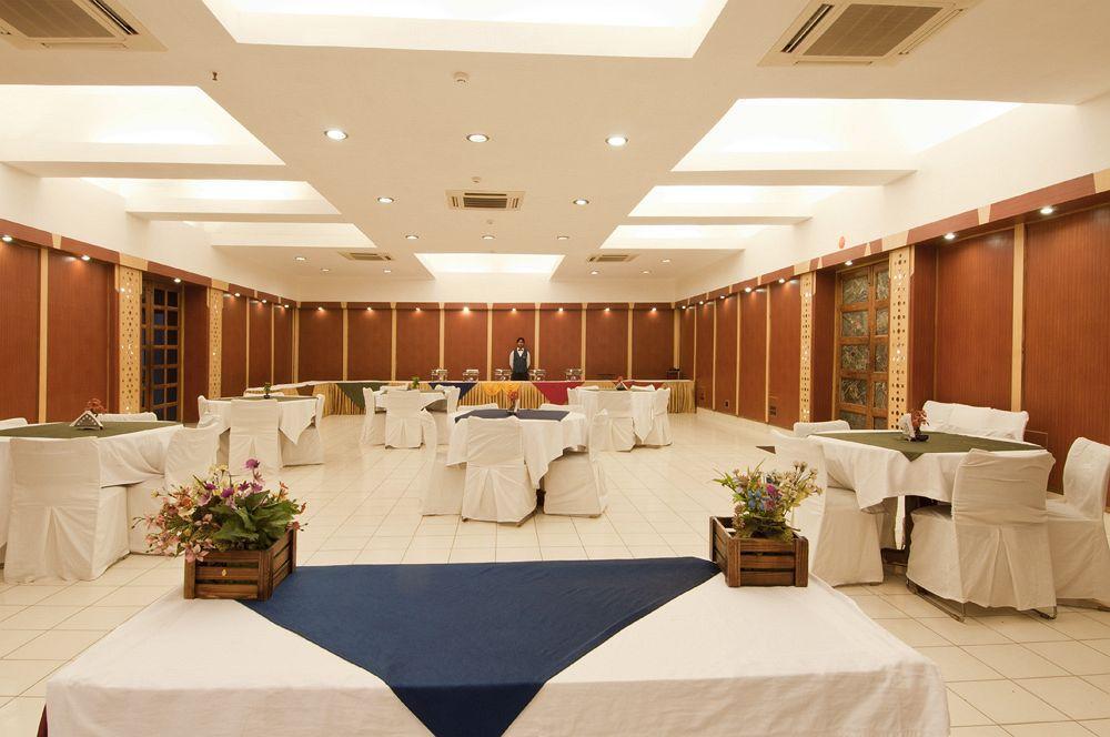 Hotel Atithi Агра Екстериор снимка