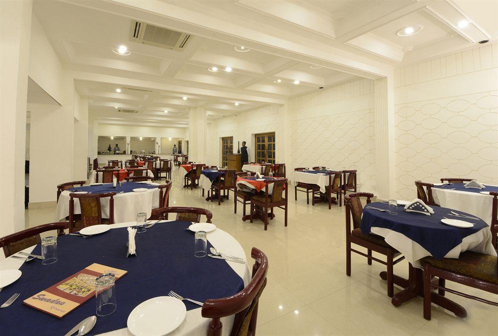Hotel Atithi Агра Екстериор снимка