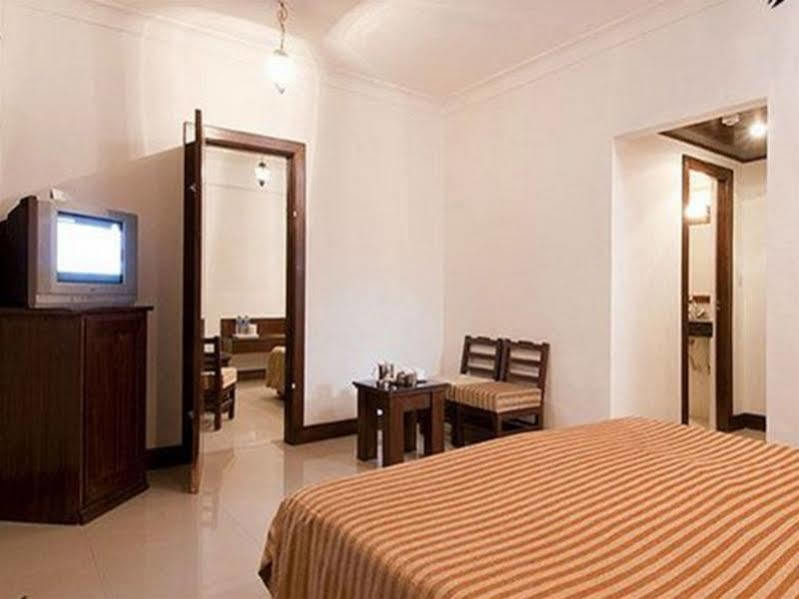 Hotel Atithi Агра Екстериор снимка